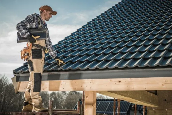 roof contractor repairing roof shingles