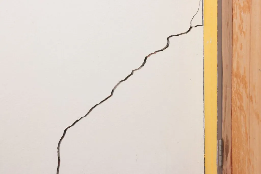 crack in stucco wall need to repair